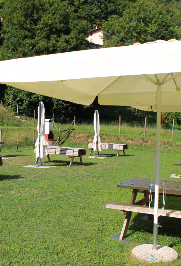 Laghetto Marchesini - foto parco con zona relax e barbecue